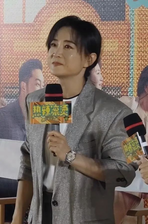 贾玲哭了,热搜爆了!