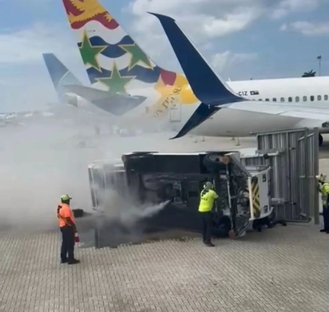 一客機在機場剮蹭客梯車;小型飛機在沙灘上緊急迫降