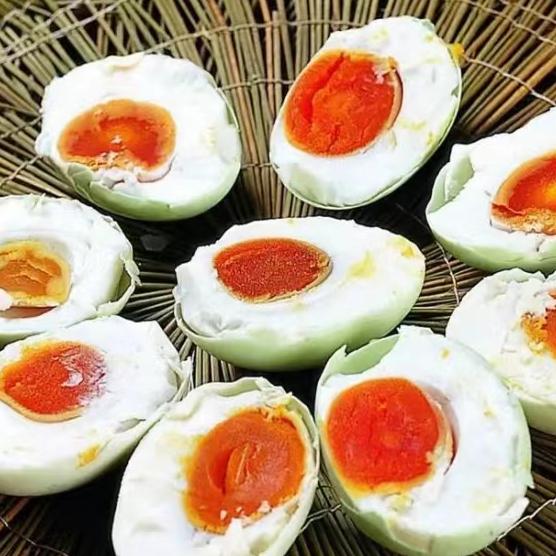 "……雄山公园,梨水湾的美食一条街,包装城,温泉城各种特色小吃云集