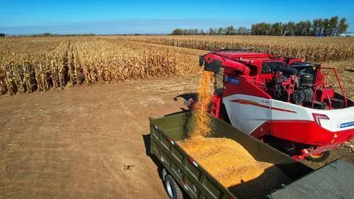 通过物联网,北斗等技术实现无人驾驶的拖拉机,一次性完成多项作业环节