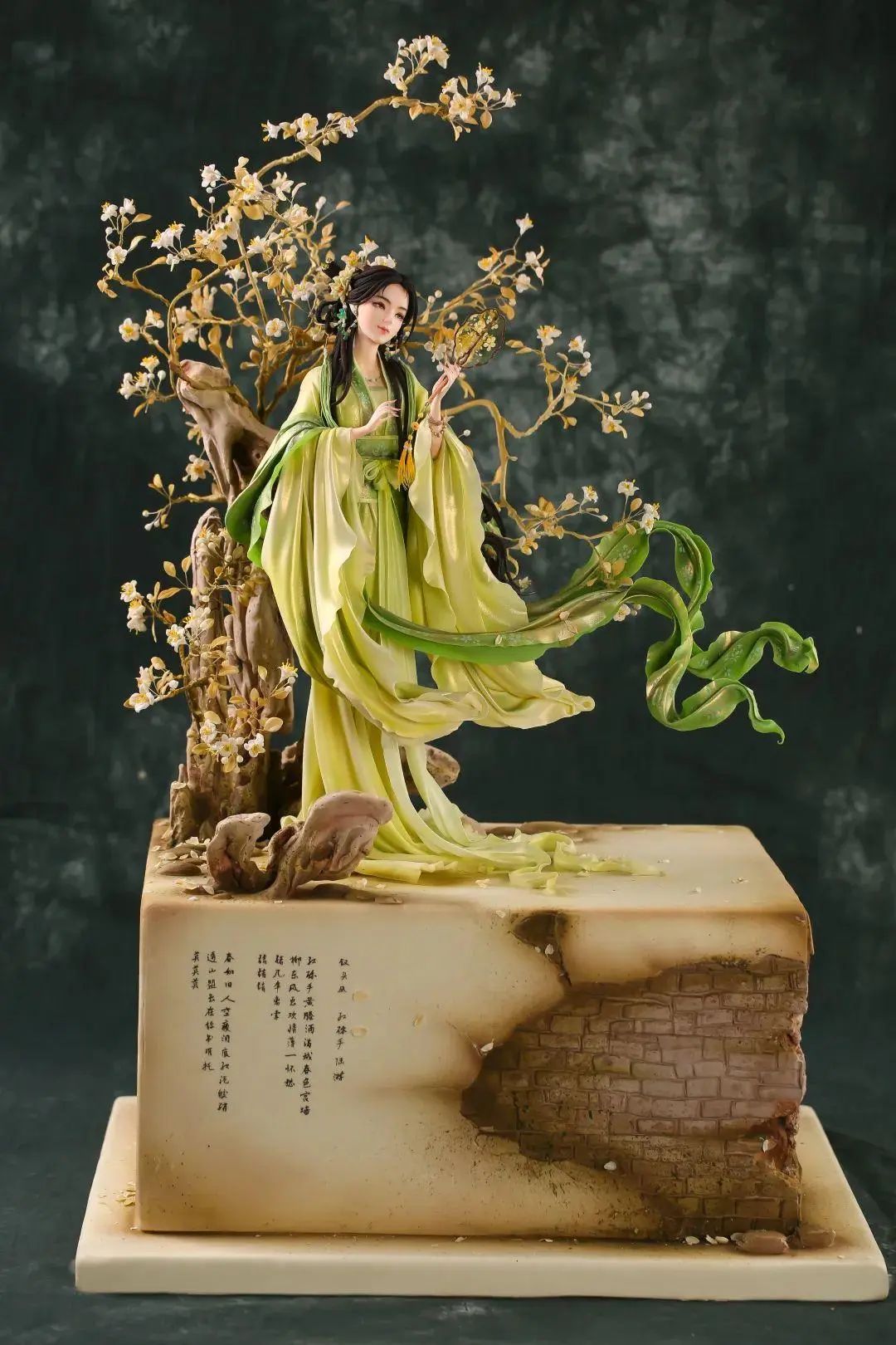 凄美哀凉愁女心,有缘无份两相分.千古相思为君寄,可怜残梦未成真.