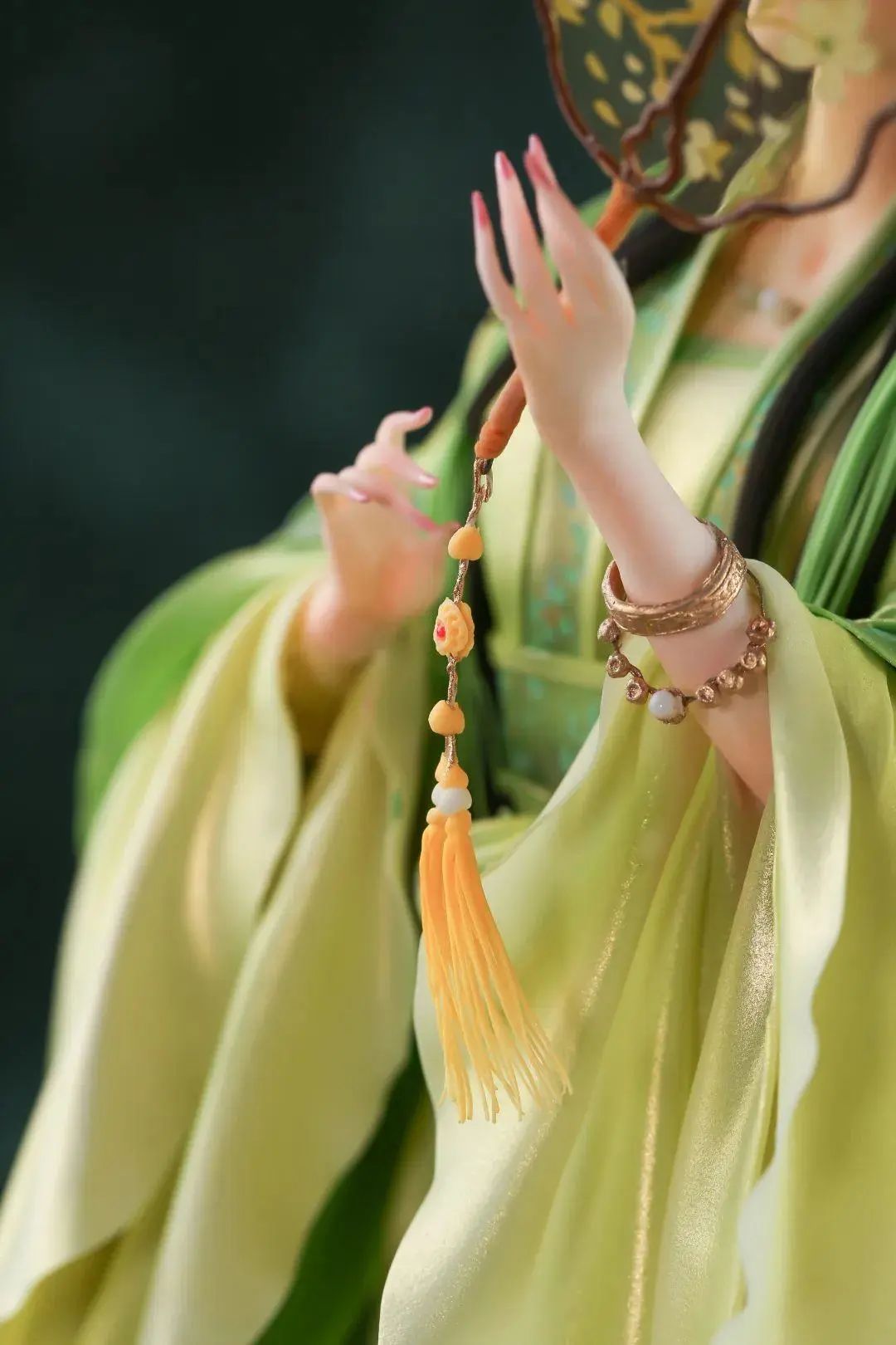 凄美哀凉愁女心,有缘无份两相分.千古相思为君寄,可怜残梦未成真.