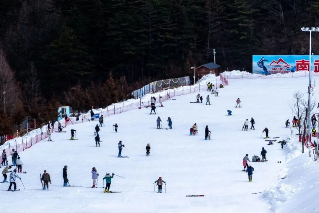 热"雪"沸腾 | 龙行龘龘,南武当滑雪场年味浓!_澎湃号