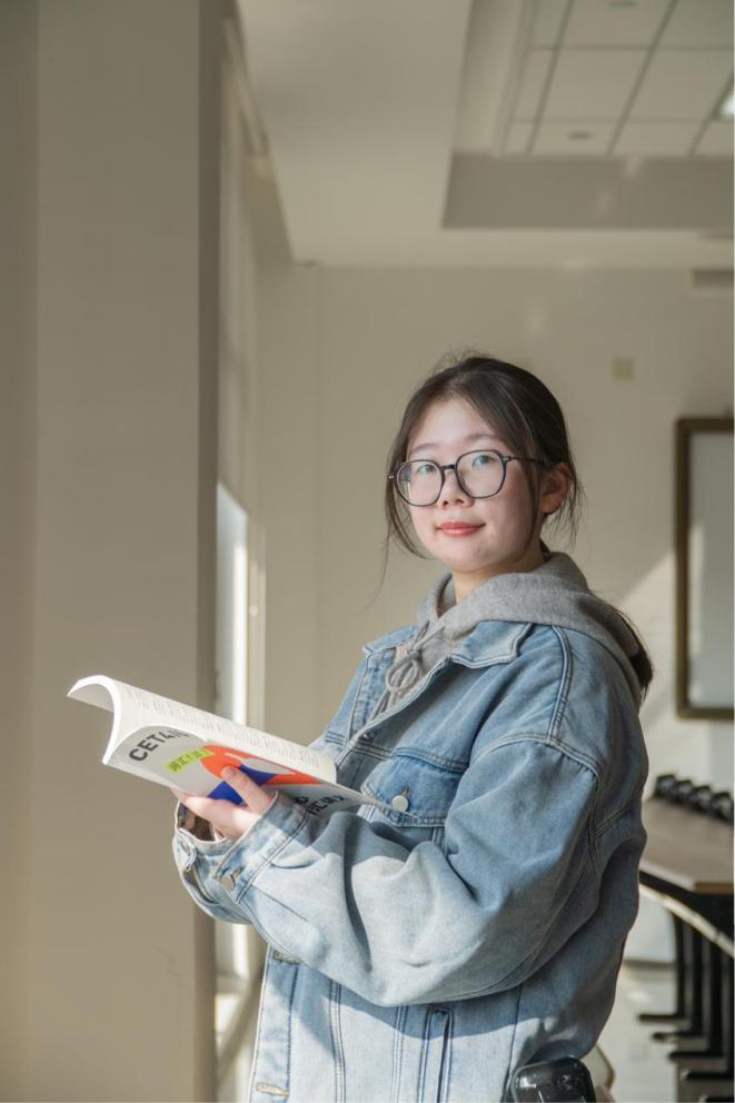 在科研路上导师是她的引路人从大二开始徐思怡就在实验室师兄师姐的