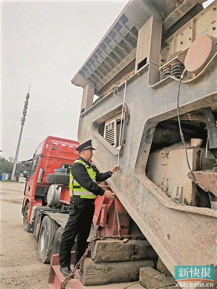 何耀明检查进入超限检测点货运车辆外观尺寸.