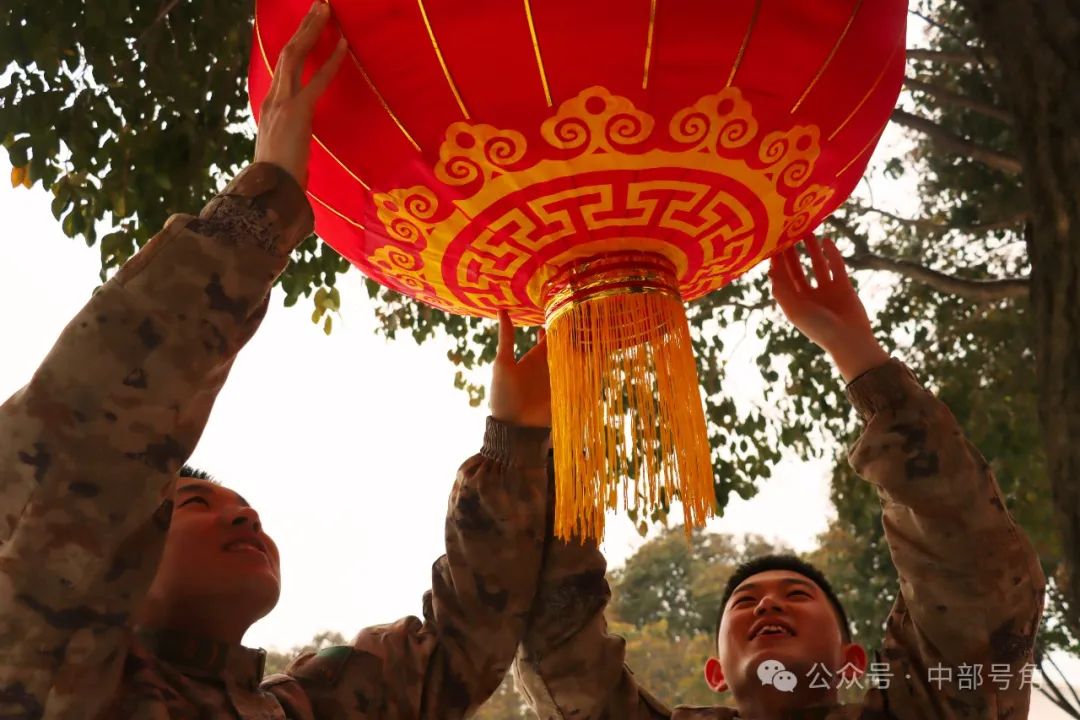 大家就为树木,灯盏穿上了节日的"新衣"不一会儿铁丝拉线,固定位置