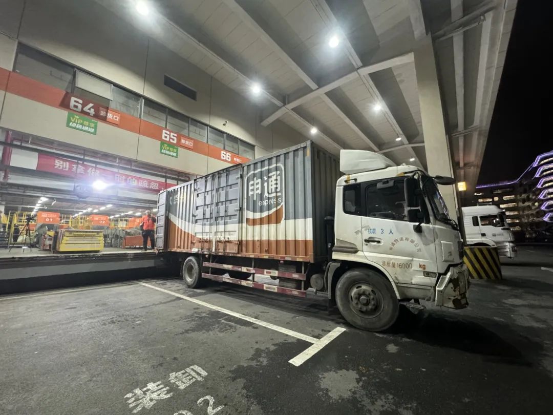 节日我在岗:春节不打烊,快递员坚守岗位传递年味_澎湃