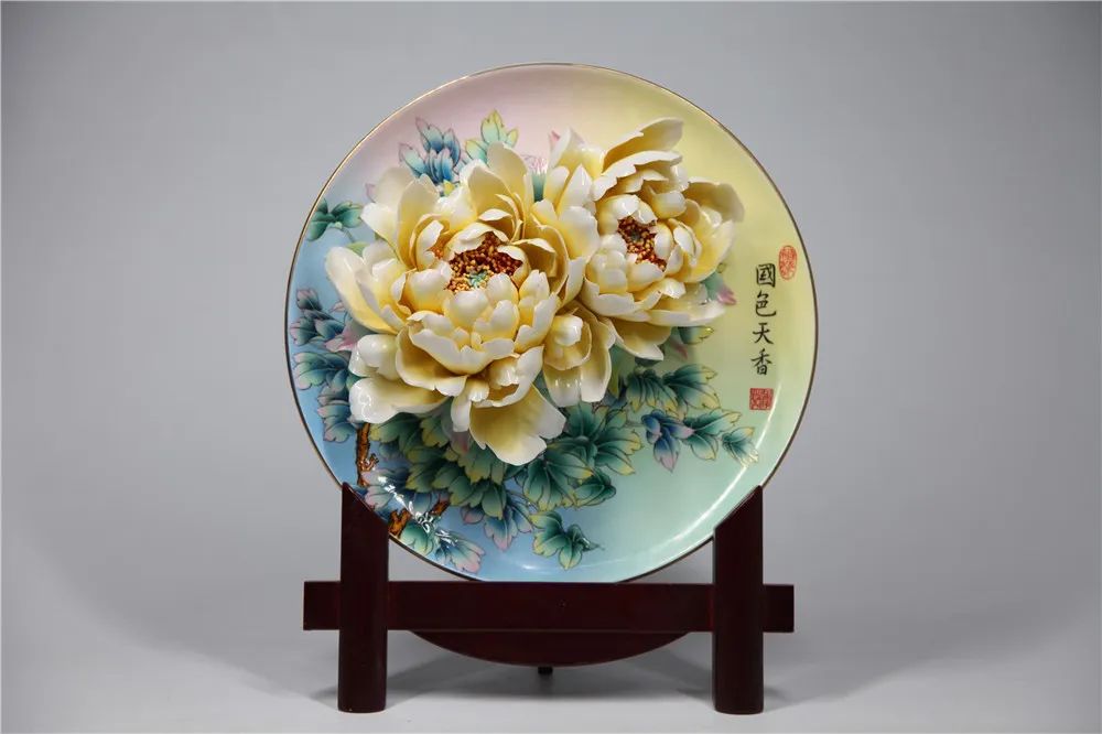 洛阳牡丹瓷是一种将悠久的洛阳牡丹文化与中国古老的陶瓷工艺有机融合