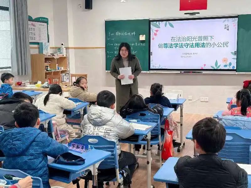 海灣旅遊區司法所工作人員在上海師範大學附屬奉賢實驗中學辦班點