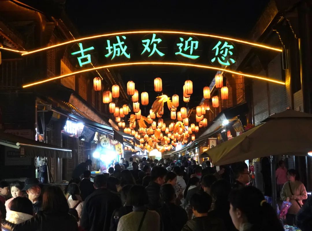 当夜幕降临,普洱茶马古城旅游小镇华灯初上,小镇里人流如潮,热闹非凡