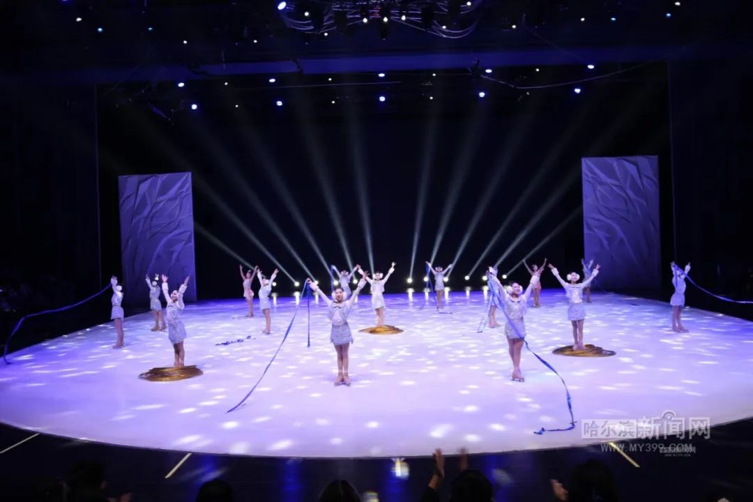 冰上《华羽之舞》开始,在中心冰场演员随着动感音乐节奏滑出整齐