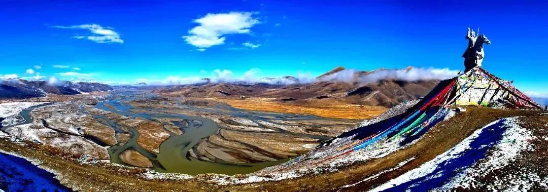 马背藏戏,聆听格萨尔说唱艺人精彩的表演,围着篝火跳起欢快的锅庄舞