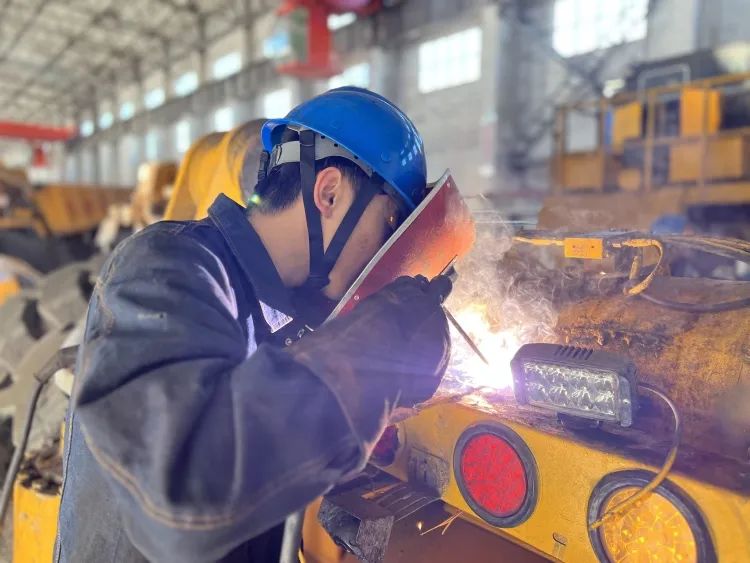 春节我在岗丨矿山机电检修公司:春节我在岗 保供不打烊_澎湃号·政务