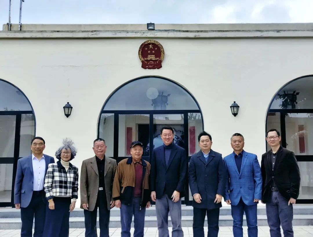 驻马耳他大使于敦海向在马侨团代表发放"春节包"_澎湃