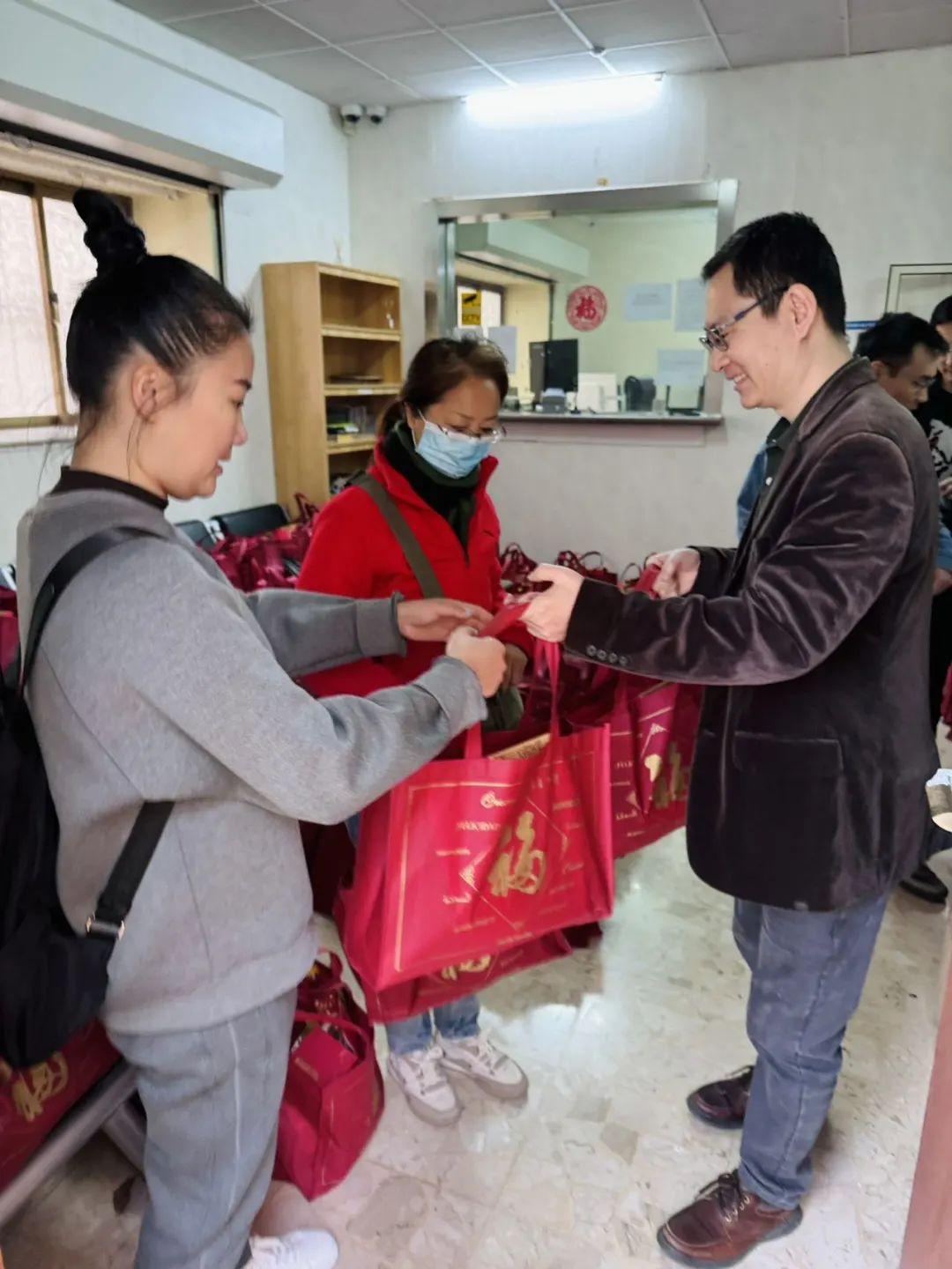 驻马耳他大使于敦海向在马侨团代表发放"春节包"_澎湃