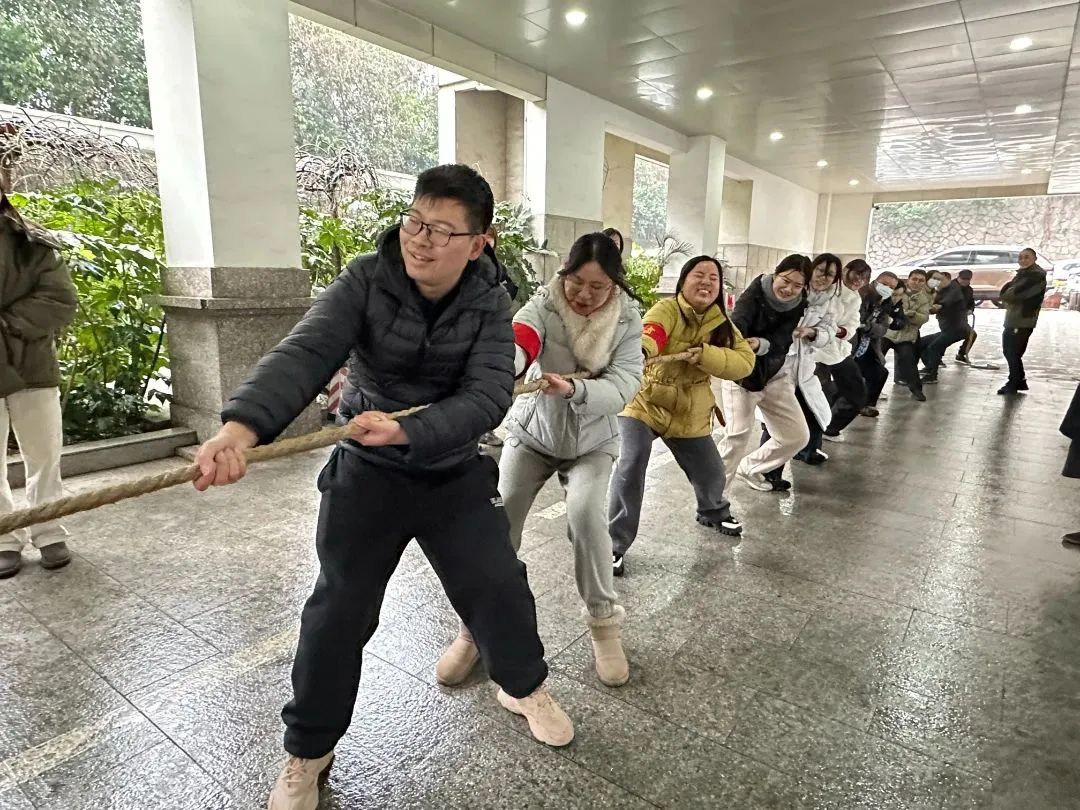 我们能赢劲往一处使心往一处想拔河比赛happy new year赛场上的"燃动