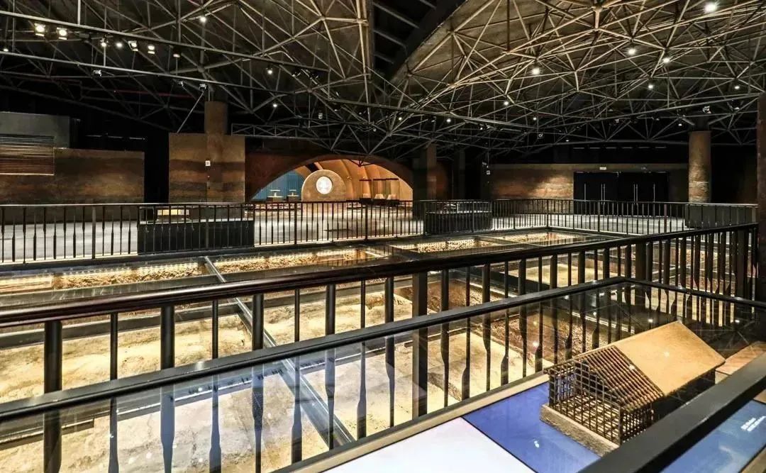 建筑线条棱角分明,只露出三角形的屋脊,广富林文化展示馆位于漂浮在