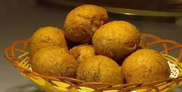 糖油糕,又称"烫面油糕",是一种外酥里嫩,甜香爽口,物美价廉的小吃,圆