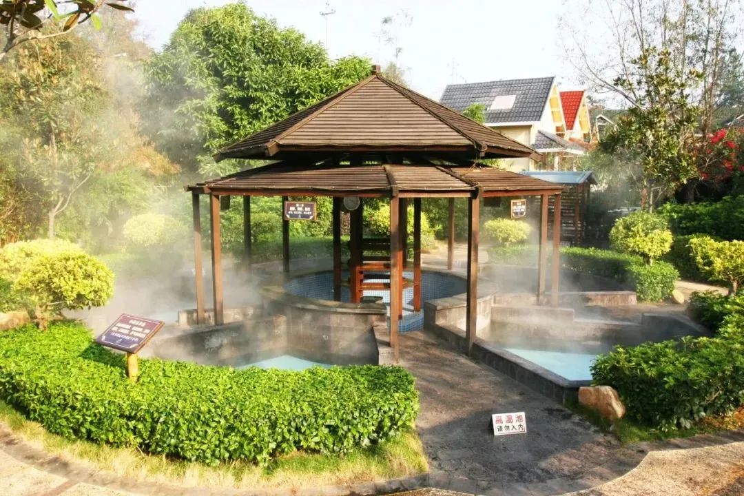 如今,热龙温泉度假村已成为和平县亮丽的旅游名片,这里春可踏青赏花