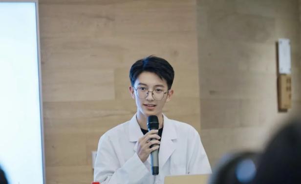 他是多才多艺的高颜值学霸!为热爱选择口腔专业,民乐和诗词样样行