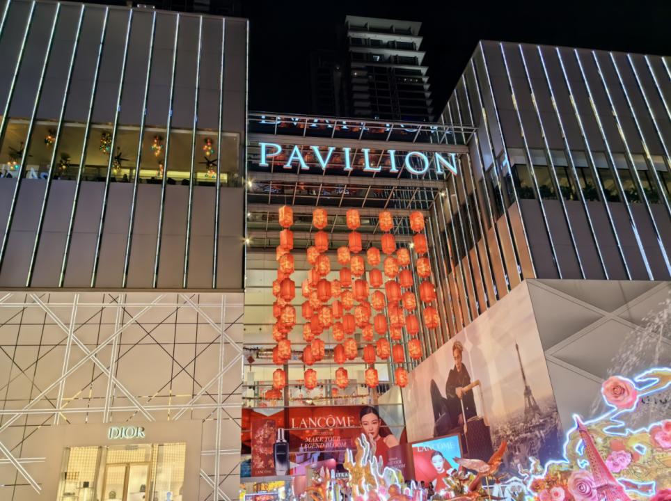 双子塔周边的吉隆坡最大商场之一柏威年(pavilion),早早挂上了春节