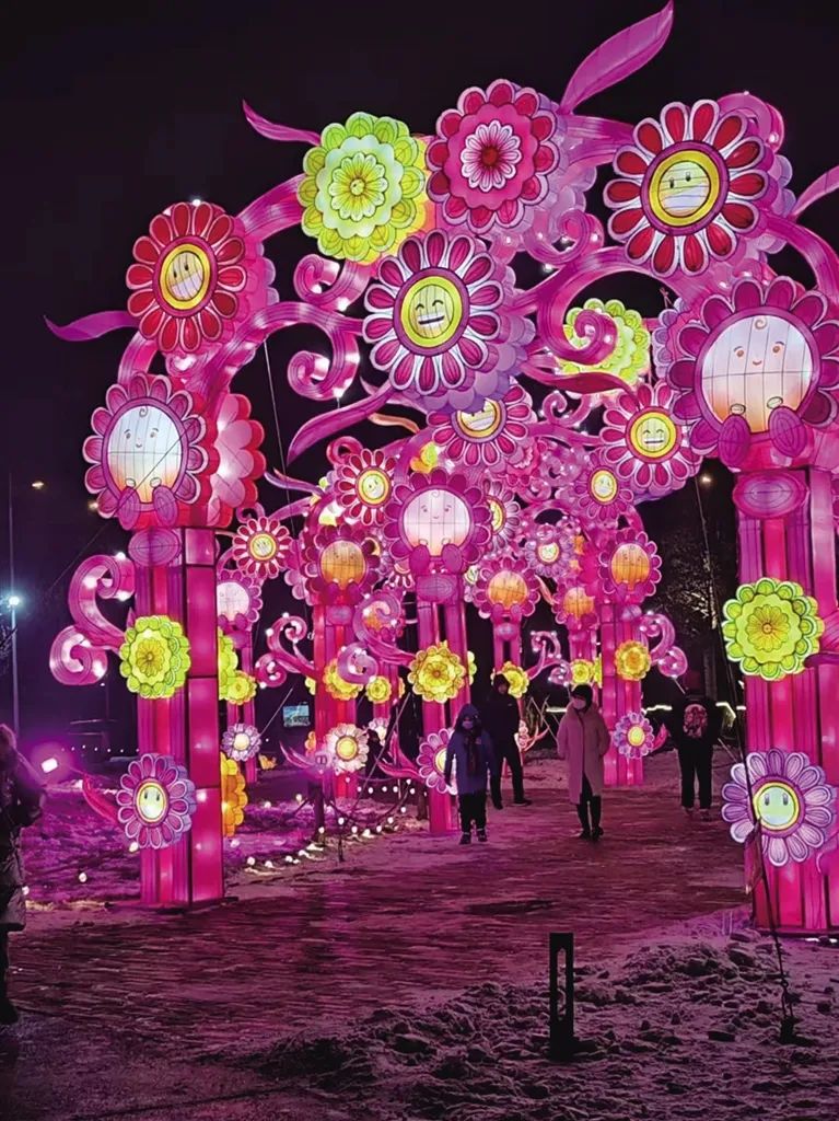 "小草公园作为网红打卡公园审美水准始终在线,这组新年彩灯依旧让人