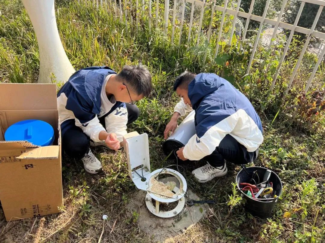 雲南省雙江自治縣氣象局業務員對區域站進行維護 攝影:夏龍松春節假日