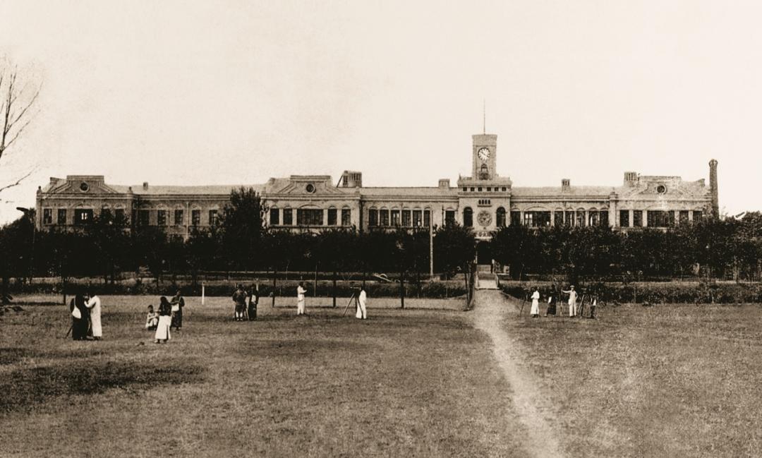 学堂的建筑物中堪称绝无仅有,从此,北洋大学堂又有了"龙牌大学"的称谓