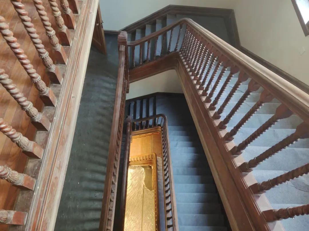 16号楼建筑内部张园16号楼是一幢四层砖木结构的里弄公馆独立式住宅