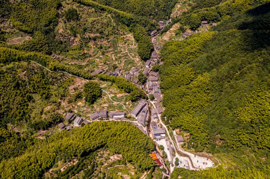 在屿头乡的深山中,隐藏着一处层林叠翠的小村庄——布袋坑景区,是中国