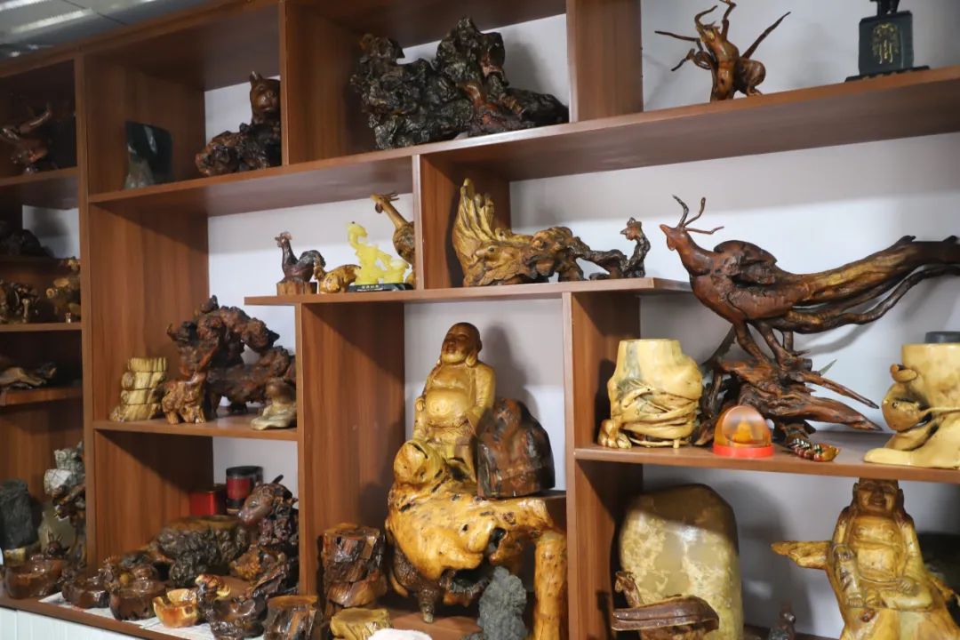 【新春走基层】根雕艺人雷军,巧手妙琢让"枯木"逢春