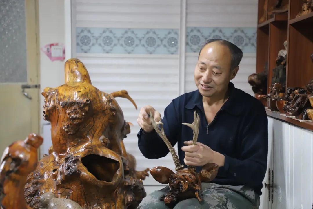 【新春走基层】根雕艺人雷军,巧手妙琢让"枯木"逢春