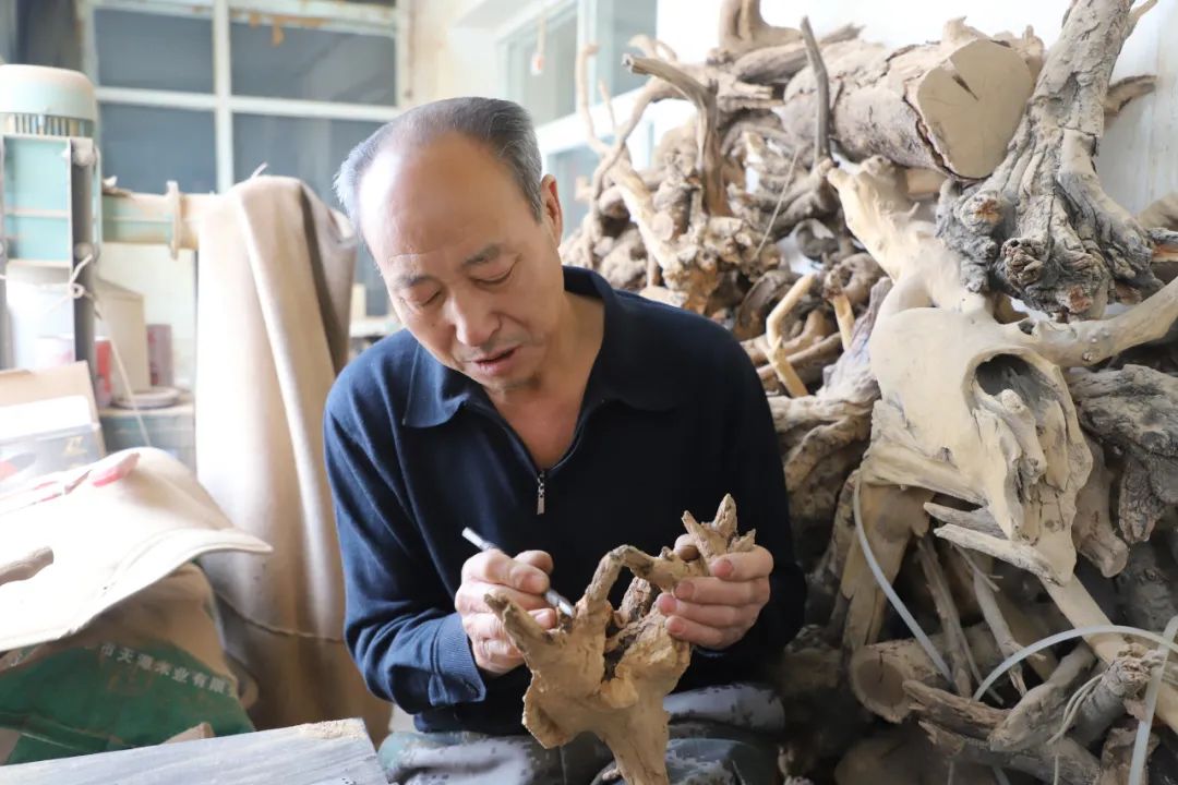【新春走基层】根雕艺人雷军,巧手妙琢让"枯木"逢春