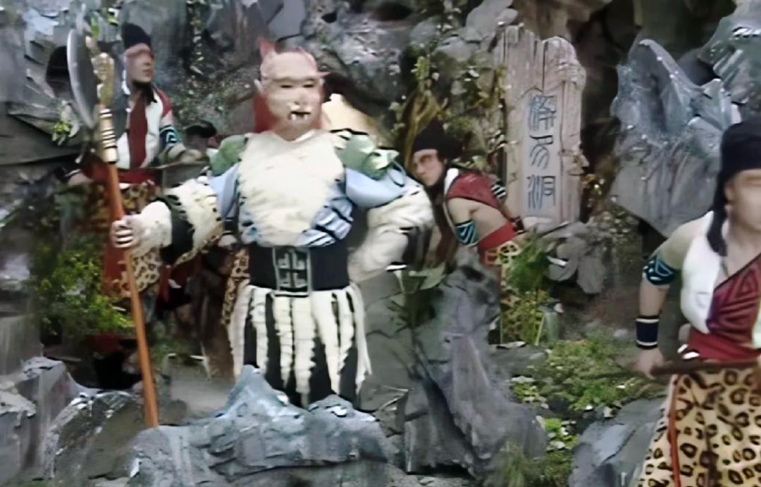 "外公"明显是孙悟空为占妖怪便宜所采取的詈骂方式,但这传话小妖竟然