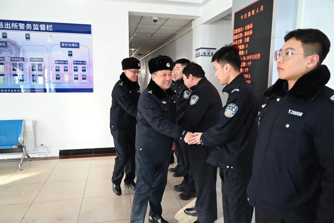 在基层派出所,伊敏公安分局党委详细了解了值班备勤情况和当前各项