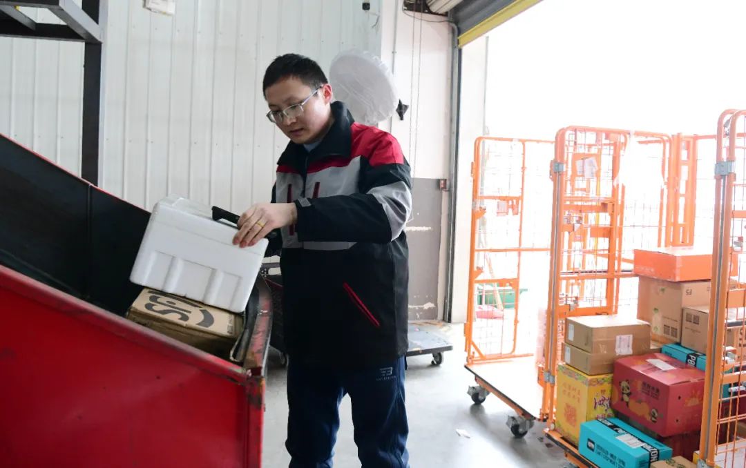 快递迎"春运" 幕后英雄"递"送祝福丨春节·坚守⑦_号