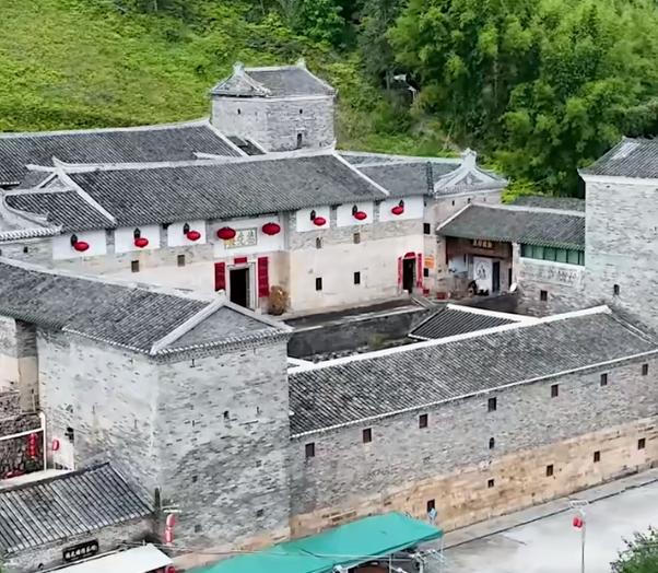 德先楼布局造型独特,气势宏伟,古色古香,在客家围龙屋中独具一格,是