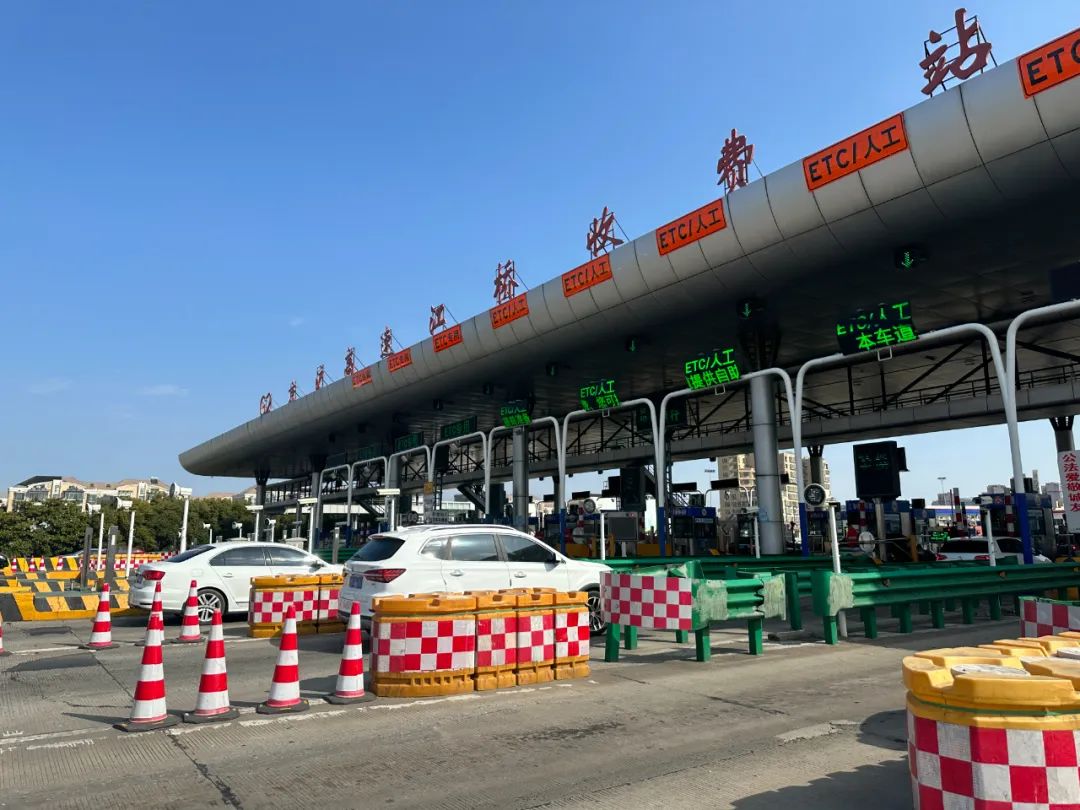 上午10点左右,记者在g2京沪高速江桥收费站看到,入沪方向的车流一辆接