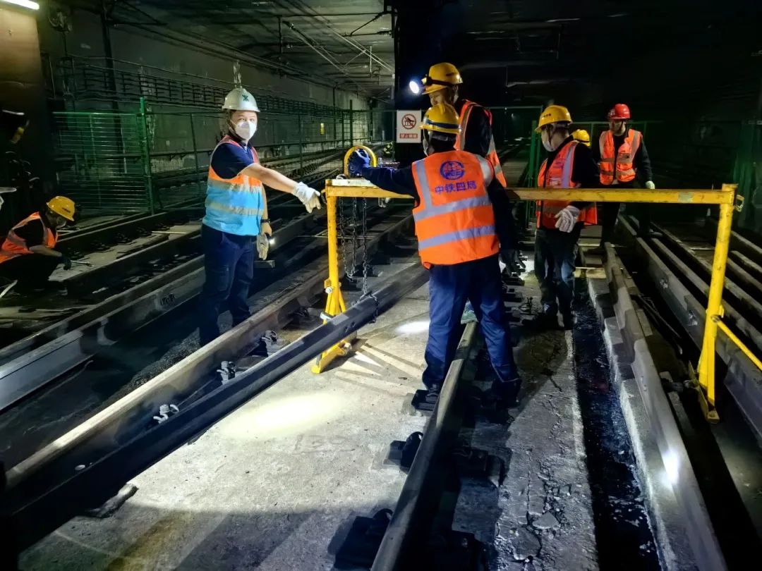 深圳地铁维保大年初五晚,项目维保人员值守在地铁4号线线路上,精确