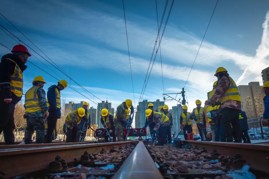 郑州地铁维保大年初六凌晨,项目维保人员在昆明地铁4号线内完成运营