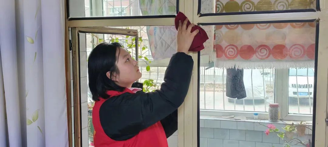 东湖街道:关爱困难长者68 扫舍除尘迎新年_澎湃号