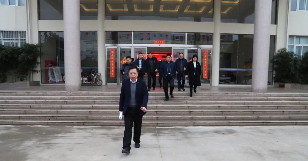 春节后开工首日川汇区法院党组书记院长徐林带领班子成员慰问全体干警