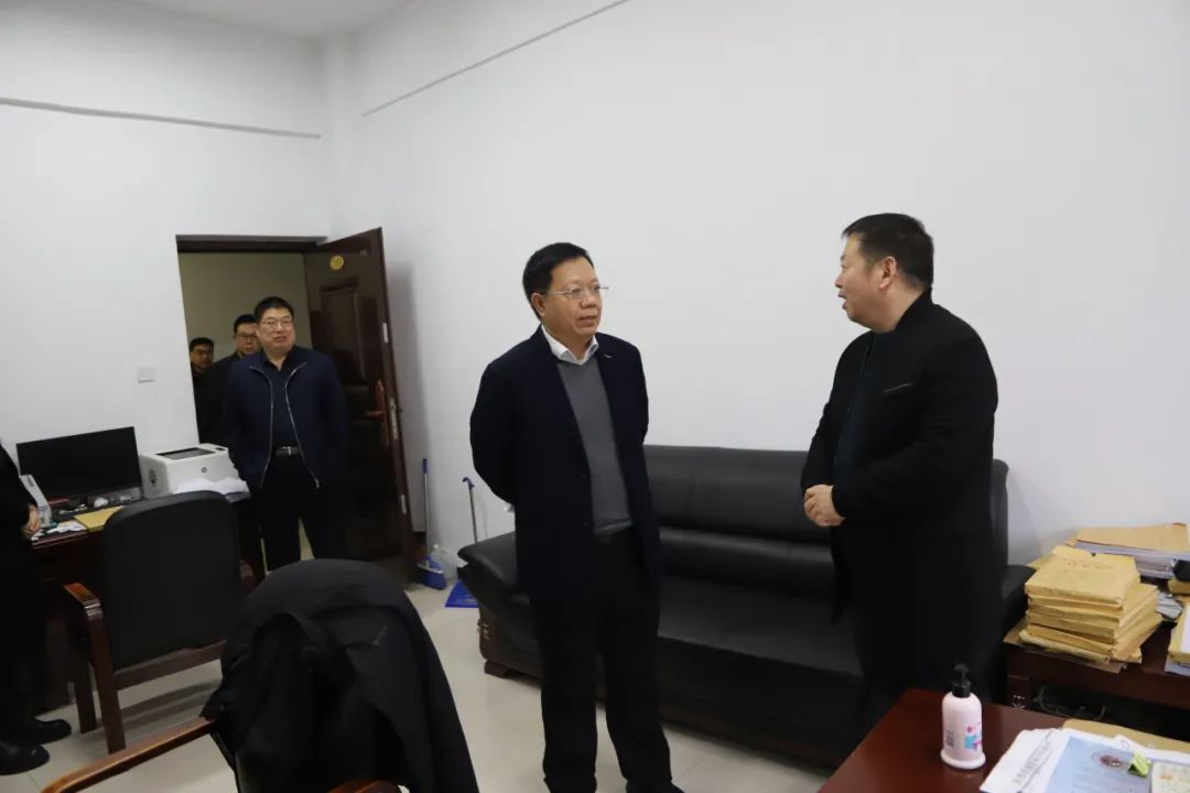 春节后开工首日川汇区法院党组书记院长徐林带领班子成员慰问全体干警
