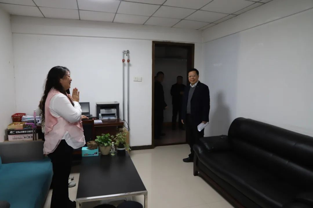 春节后开工首日川汇区法院党组书记院长徐林带领班子成员慰问全体干警