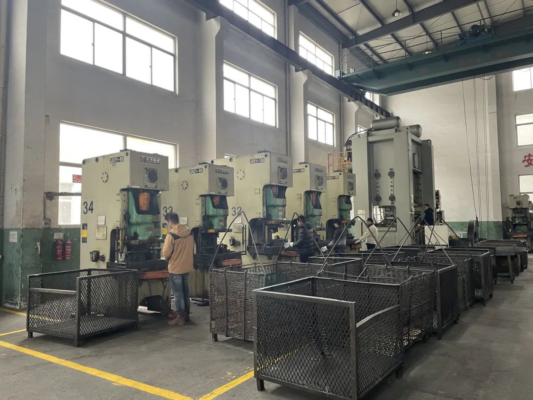 正月初八,杭州中泰实业集团的冲压车间生产线也马不停蹄地转动了起来