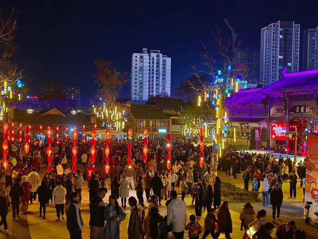 锦绣中国年丨安顺古城:人间烟火气 越夜越精彩_澎湃号·政务_澎湃新闻