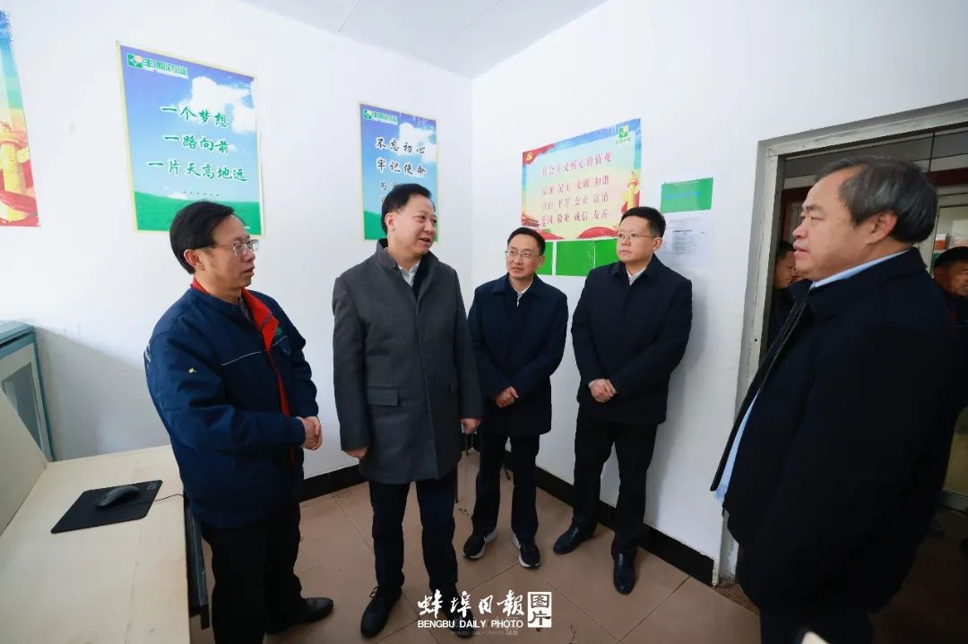 除夕当天,黄晓武走访工业企业并看望慰问坚守岗位的