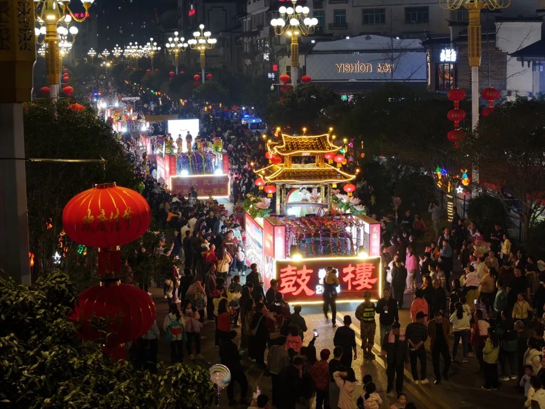 施秉:群龙闹春迎元宵 玩转龙灯年味浓