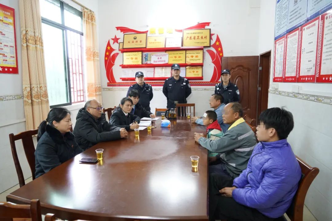 春节前夕,为尽快帮助唐某拿到执行款,执行法官联合寨岗法庭法官以及"