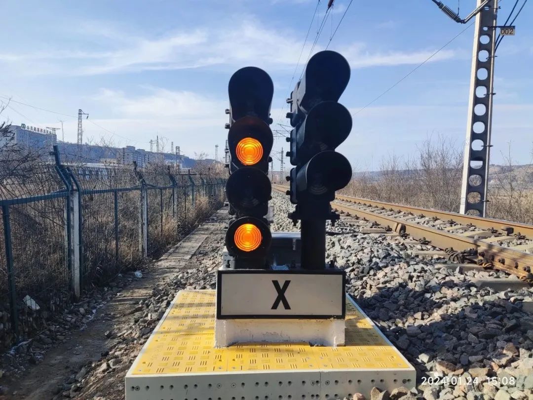 信号机还有双黄蛋表示不准列车越过该信号机红色灯长亮表示前方两个